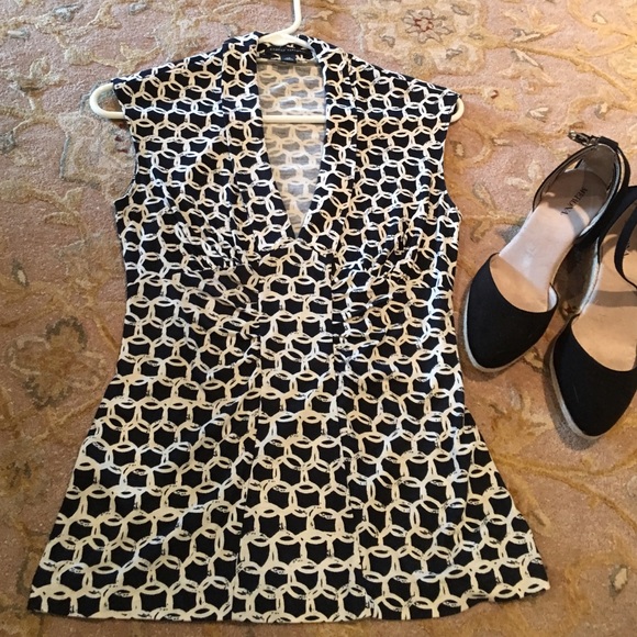 Banana Republic Tops - Banana republic sleeveless deep v pleated top.