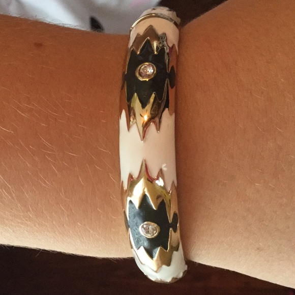 Gold and Black/White Aztec Pattern Clutch Bracelet - Picture 3 of 3