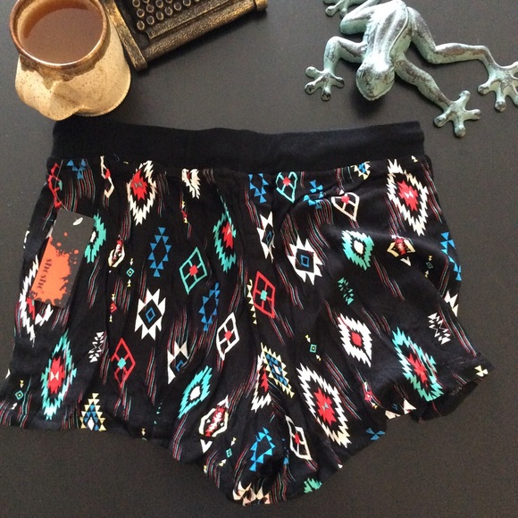 Must go! Aztec Crinkle Shorts - Picture 2 of 4