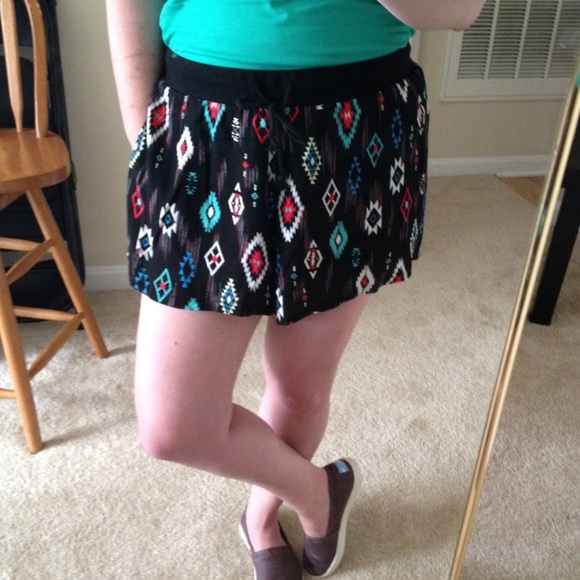 Must go! Aztec Crinkle Shorts - Picture 4 of 4