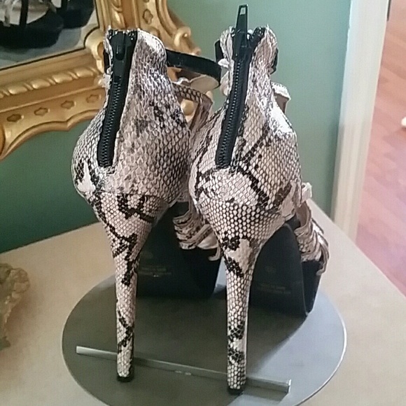 Size 10 platform black heel - Picture 2 of 3