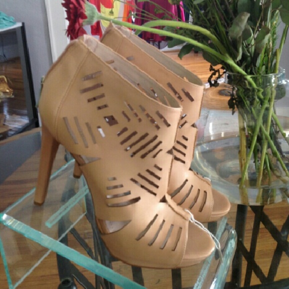 PRICE DROP - BCBG Peep Toe Bootie Size 9.5 - Picture 2 of 3