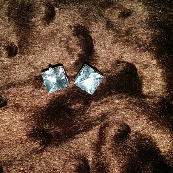 Gorgeous 1 kt. CZ earrings. Perfect size