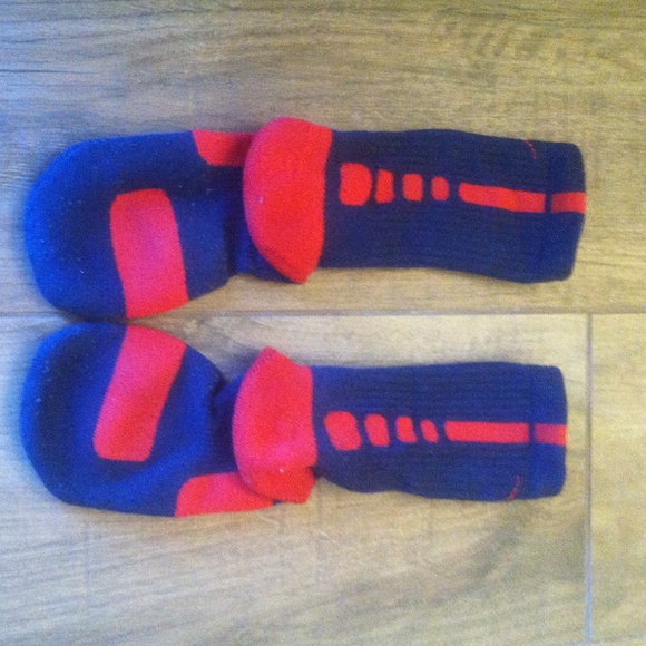 💯SOLD💯 NIKE ELITE BASKETBALL CREW SOCKS!!