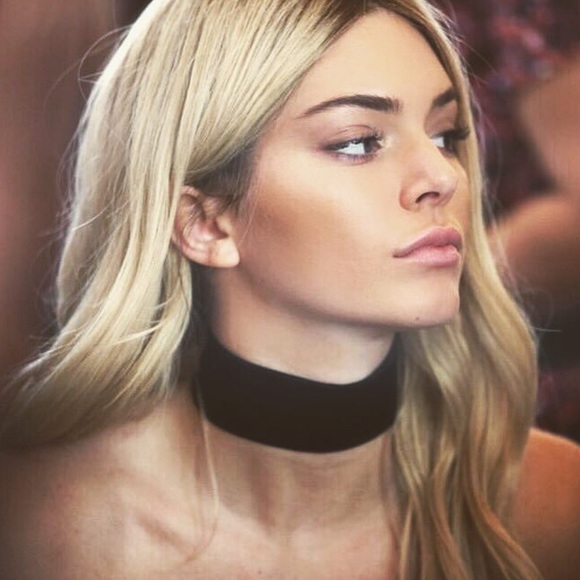 • Thick Black Choker • - Picture 2 of 3