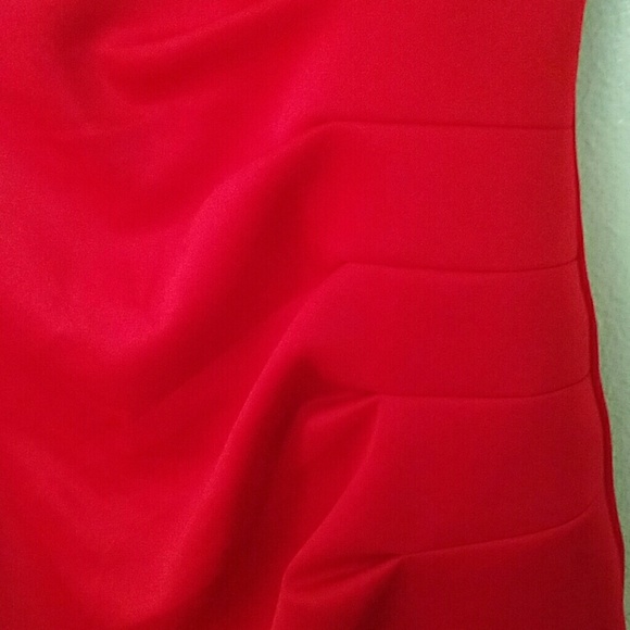 Red beautiful dress - Picture 2 of 4