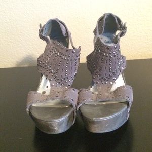 Not rated gray wedges