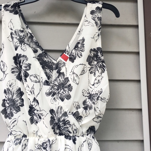 Black and white floral romper - Picture 3 of 4