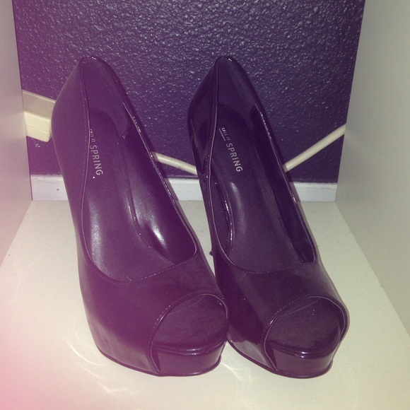 Black pumps
