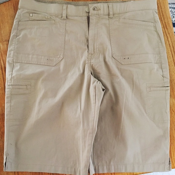 Light brown Bermuda shorts nwot