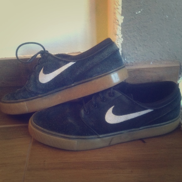 NIKE STEFAN JANOSKI SHOES!! BLACK WITH GUM SOLE!!
