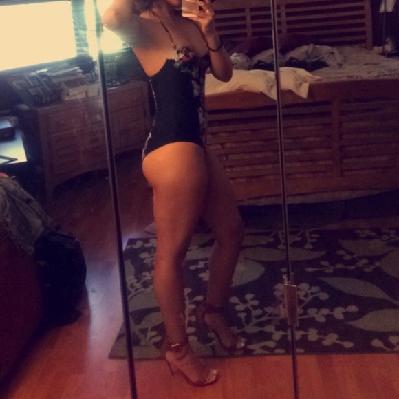 One piece - Picture 3 of 3