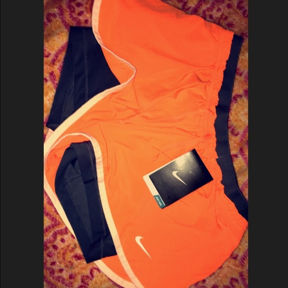 ORANGE RUNNING SHORTS Nike
