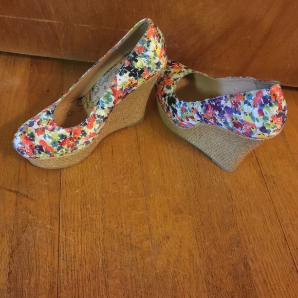 👠  Beautiful Floral Wedges 👠 - Picture 2 of 4