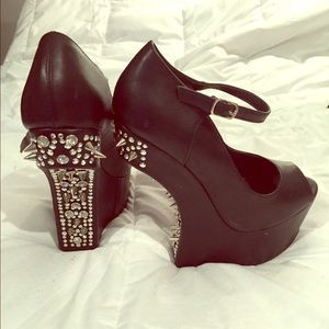 Heelless shoes. Only worn once.