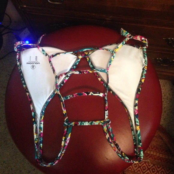 Volcom 2piece swimsuit - Picture 3 of 4