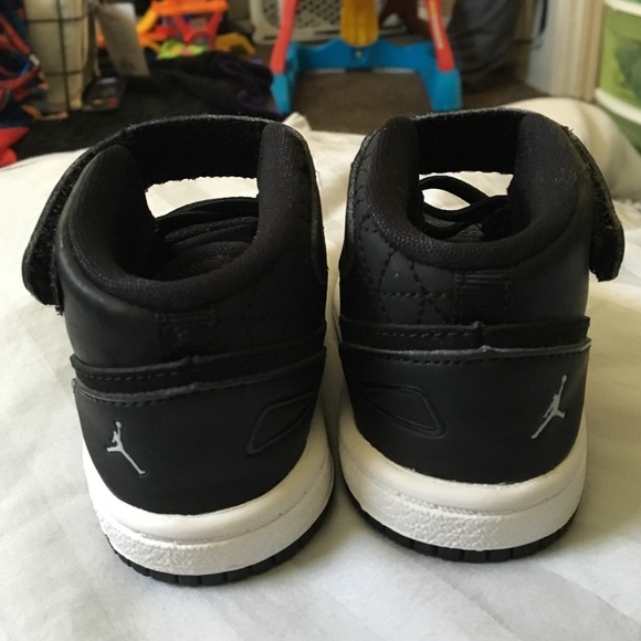 🚨SOLD🚨 BNIB authentic Jordan's. Children's 4c - Picture 3 of 4