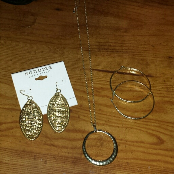Jewelry - Goldtone jewelry