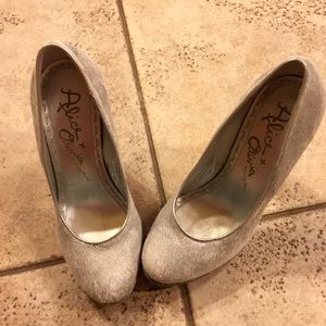 Gorgeous Alice + Olivia Silver Faux Shoes