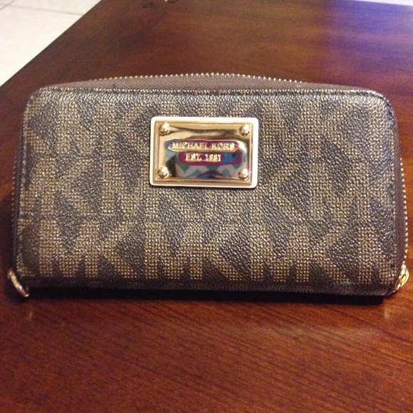 Barely used Michael Kors wallet.