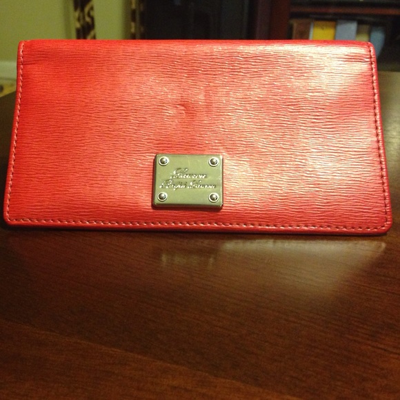 A Ralph Lauren wallet like new, barely used.