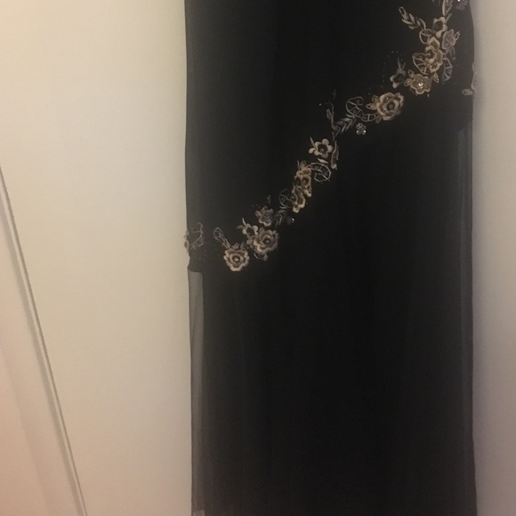 Black dress with flowers - Picture 2 of 4