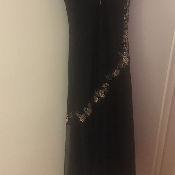 Black dress with flowers - Picture 4 of 4