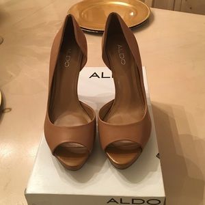 Peep Toe Camel Pump