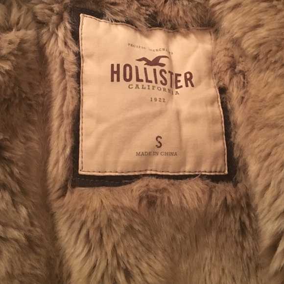 Hollister heavy weight jacket w/ fur in the inside - Picture 1 of 3