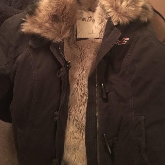 Hollister heavy weight jacket w/ fur in the inside - Picture 2 of 3