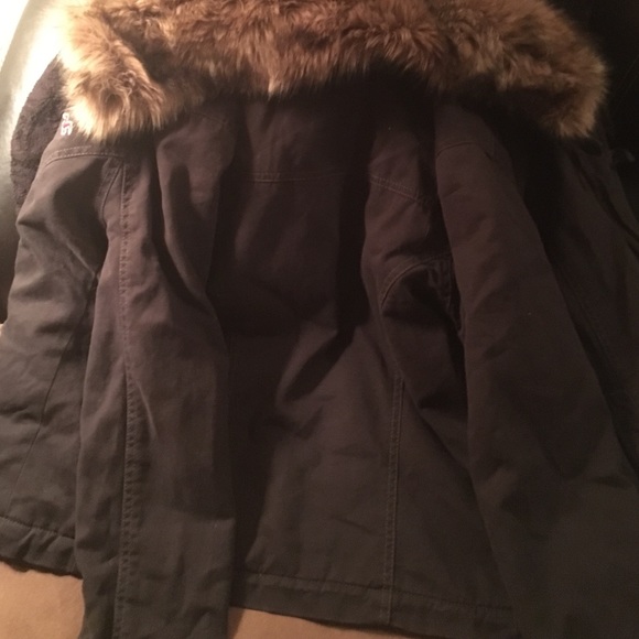 Hollister heavy weight jacket w/ fur in the inside - Picture 3 of 3
