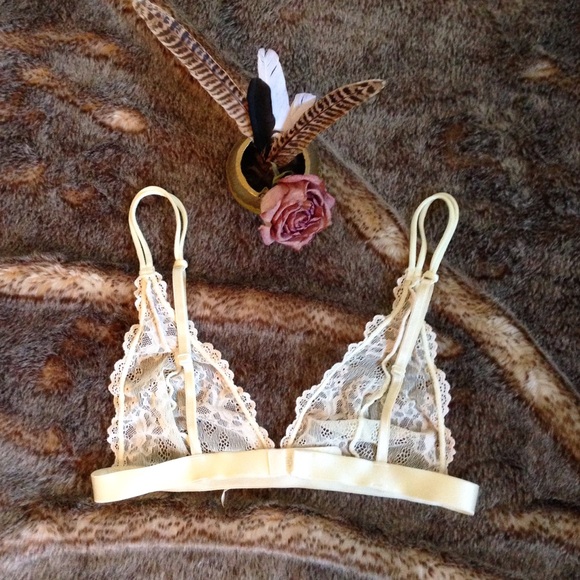 🅾️SOLD🅾️Sexy sheer triangle lace brallette - Picture 2 of 3