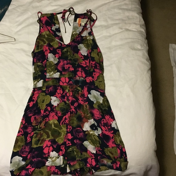 Romper - very flattering fit - Picture 1 of 1