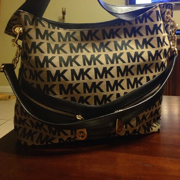 A excellent condition Michael Kors Purse.