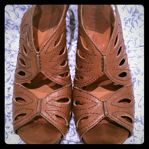 Lucky Brand Rivet Cutout 70s Style Platform