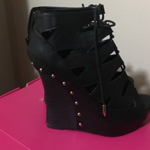 Shoe dazzle platform lace up heels