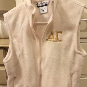 Fleece white vest with DG symbol