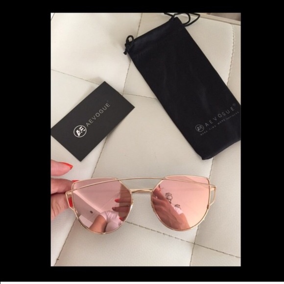 LAST PAIR!! 5 ⭐️ ratings! Mirrored sunnies 😎 - Picture 3 of 4