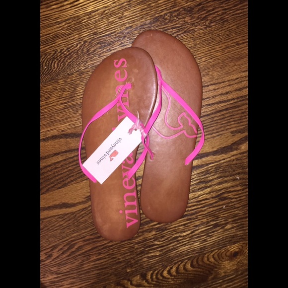 New never worn vineyard vines flip flops