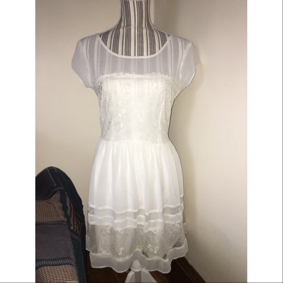 American Eagle Outfitters Dresses & Skirts - American eagle lace accent dress
