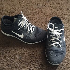 Black women's Nike shoes