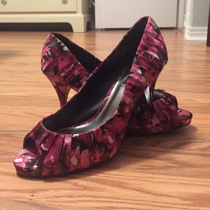*Never Worn* White House Black Mkt Pink Peep Toe 8