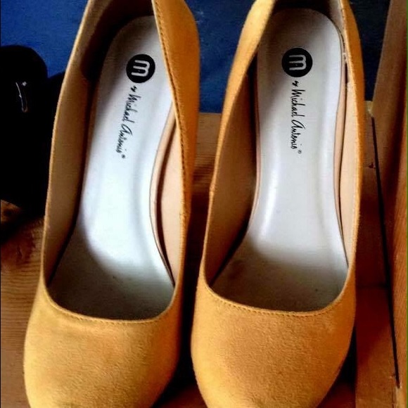 Entire lot of (4) pairs of women's shoes for $32.