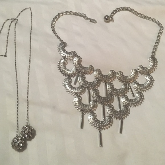 Vintage bib necklace with rhinestone dangle - Picture 4 of 4