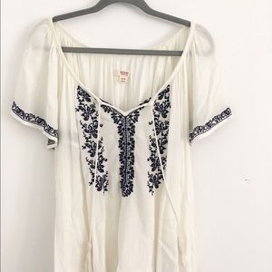 NWOT Flowy white top, navy blue embroidery