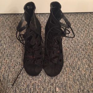 Deena & Ozzy Black Criss Cross Wedges S 8