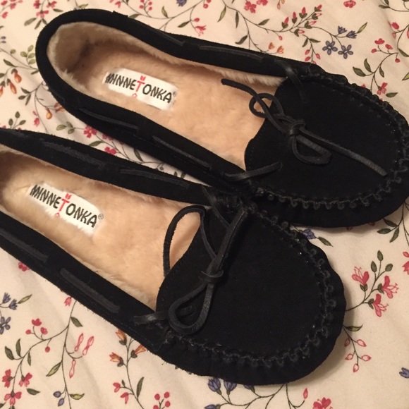 black minnetonka slipper shoes