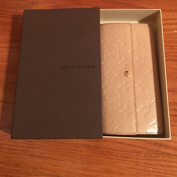 Louis Vuitton Handbags - AUTHENTIC LOUIS VUITTON WALLET ($250 OBO) Louis Vuitton Handbags - AUTHENTIC LOUIS VUITTON WALLET ($250 OBO)