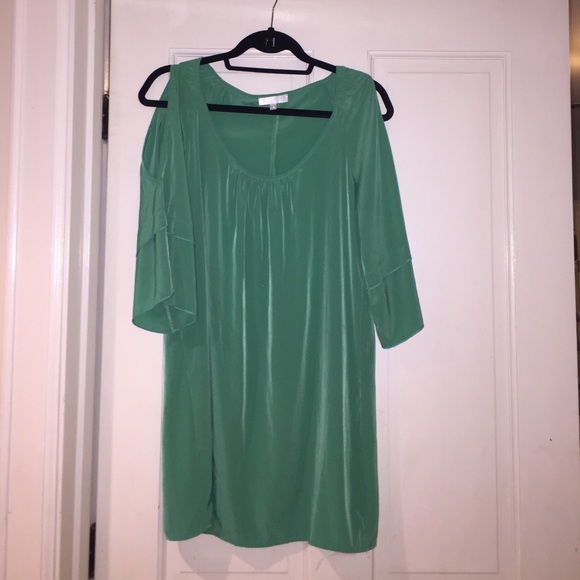 Glam green dress with slit sleeves
