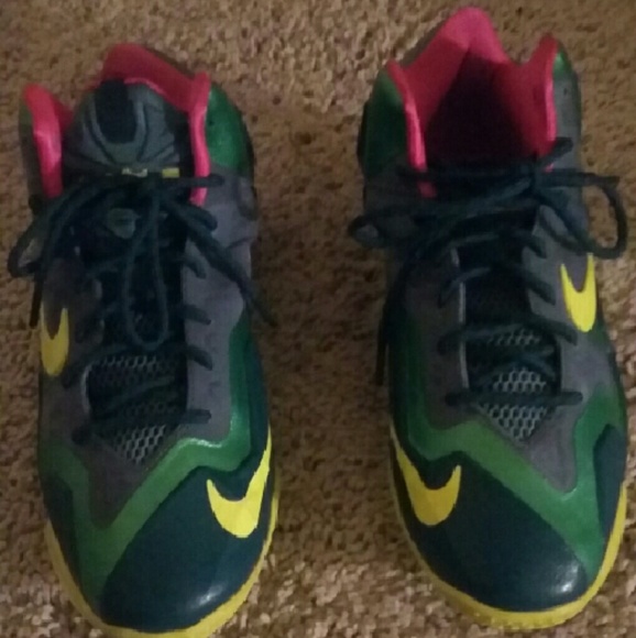 Women's LeBron sneakers - Picture 1 of 3